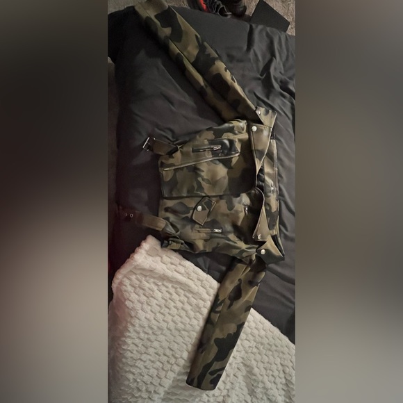 CAMO FAUX LEATHER OFF THE SHOULDER BIKER JACKET - Picture 2 of 3